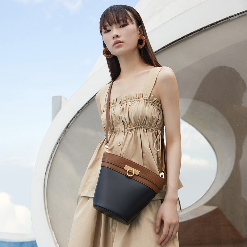 กระเป๋าถังหนังวัว Cowhide Bucket Bag จาก Parisa Wang ดีไซน์เฉพาะตัวพร้อมล็อก