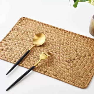 แผ่นรองจาน ผลิตจากผักกระจูด ถักทอแบบธรรมชาติ ขนาด 30x45cm ทนความร้อน ของแต่งบ้าน