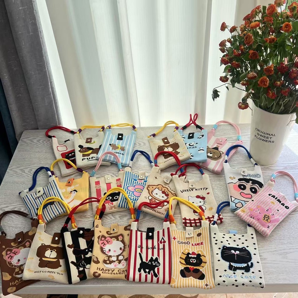 กระเป๋าสะพายมินิสายคล้องไหล่สำหรับหญิง ขนาดกะทัดรัด ใส่มือถือได้อย่างลงตัว เหมาะสำหรับการเดินทางหรือ