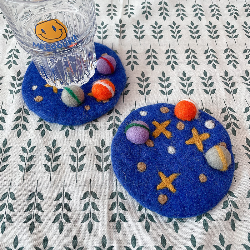 Original Hand-ทอขนสัตว์Felt Blue Starry Sky Planet Coasterสามมิติน่ารักฉนวนกันความร้อนPadเดสก์ท็อปตก