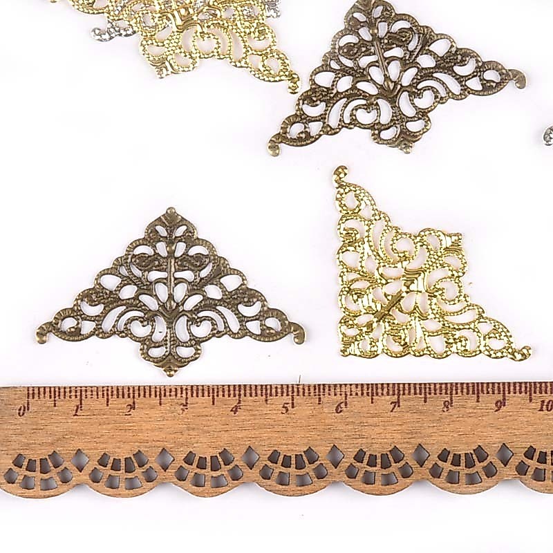 10pcs 36 มม.Multicolor Filigree Wraps Connectors DIY สมุดภาพหน้าแรก Embellishments สําหรับกล่องอัลบั้มมุม Protector Decor โลหะหัตถกรรม YKL0733