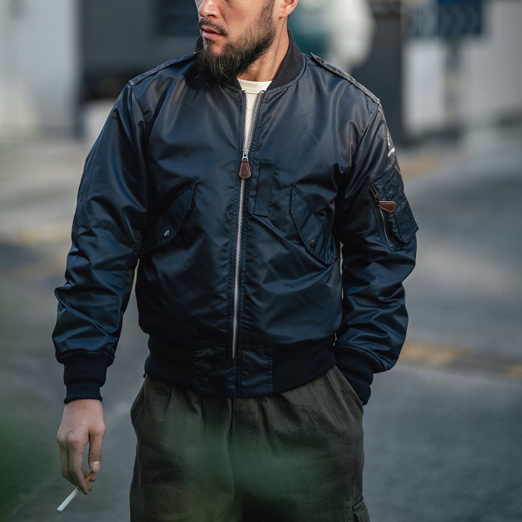 2024 Bad Dog BRONSON Replica Air Force Blue L-2A ฤดูใบไม้ผลิฤดูใบไม้ร่วงเที่ยวบินเสื้อสูทผู้ชายซิปแจ