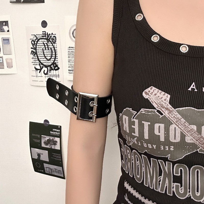 แหวนแขนหนังแบบ Punk Rivet สไตล์ retro สามารถปรับขนาดได้ มาพร้อมสายรัดข้อมือสีดำ