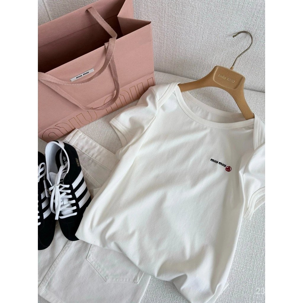 เสื้อยืดแขนสั้นคอกลมพร้อมโลโก้ตัวหนังสือจาก MIUMIU