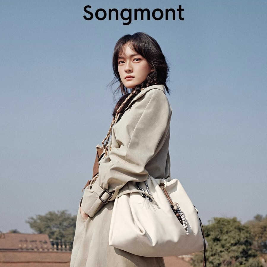 กระเป๋าสะพายหลังหนัง Songmont Baina Collection พร้อม charm ถอดออกได้ สไตล์ Nomadicpired