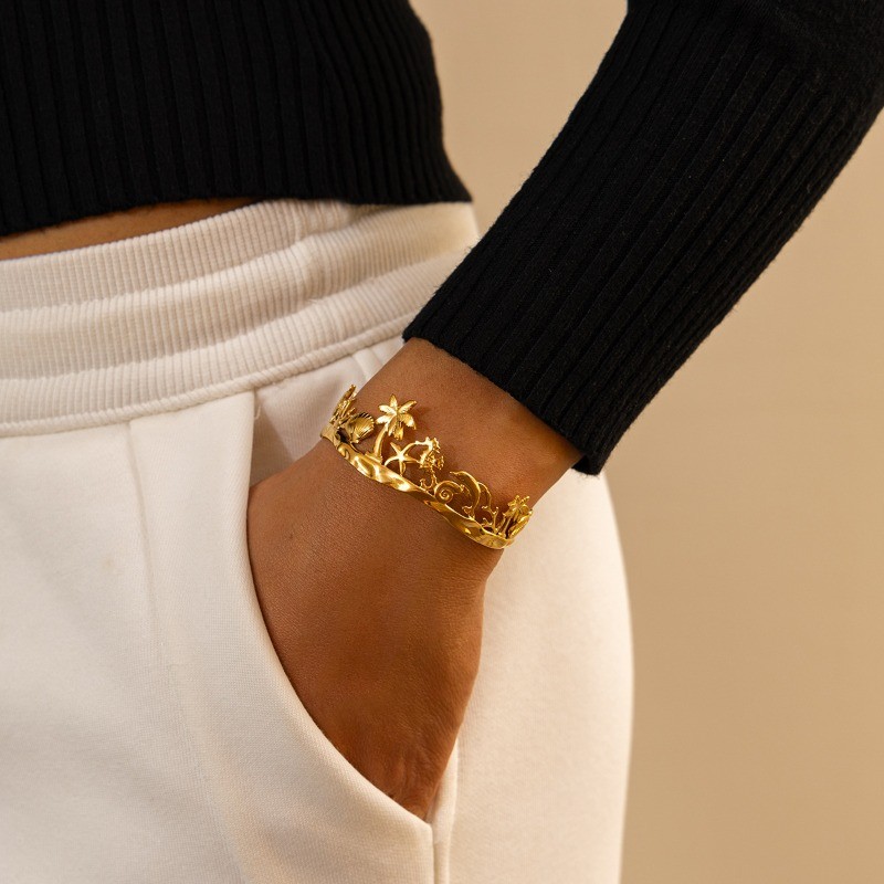 Ocean Scene Cutout ปรับเปิดกําไลข้อมือ 18K Gold Plated กันน้ํา Sensitive Skin Friendly