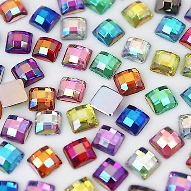 เพชรสี่เหลี่ยม เพชรแต่งเล็บ เพชรตกแต่ง   4 mm 100 ชิ้น (คละสี )เพชรเล่นไฟ
