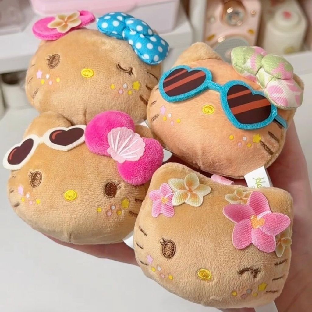 HelloKitty Go to the Beach Series Plush Pinch Music Mystery Bag จี้หนังสีดําน่ารักของขวัญวันเกิด