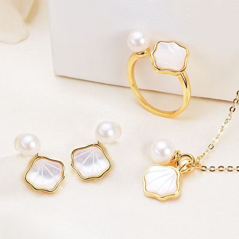 ชุดสร้อยคอมากกว่าหนึ่งชิ้น แบบเรียบหรู พร้อมไข่มุขและสายคล้องคอมุกFNPT