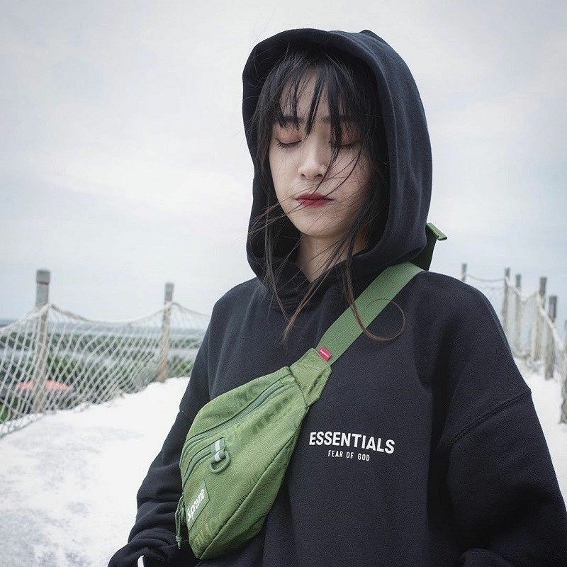 แจ็กเก็ตขนแกะในตัวFear of God Essentials สไตล์.streetwearสำหรับผู้ชาย มีรายละเอียดดาวห้าจุด