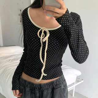 Bella shop เสื้อยืดแขนยาวลายจุดสไตล์เกาหลีเซ็กซี่สำหรับผู้หญิง เสื้อแขนยาวทรงเข้ารูปคอกว้างผูกโบว์