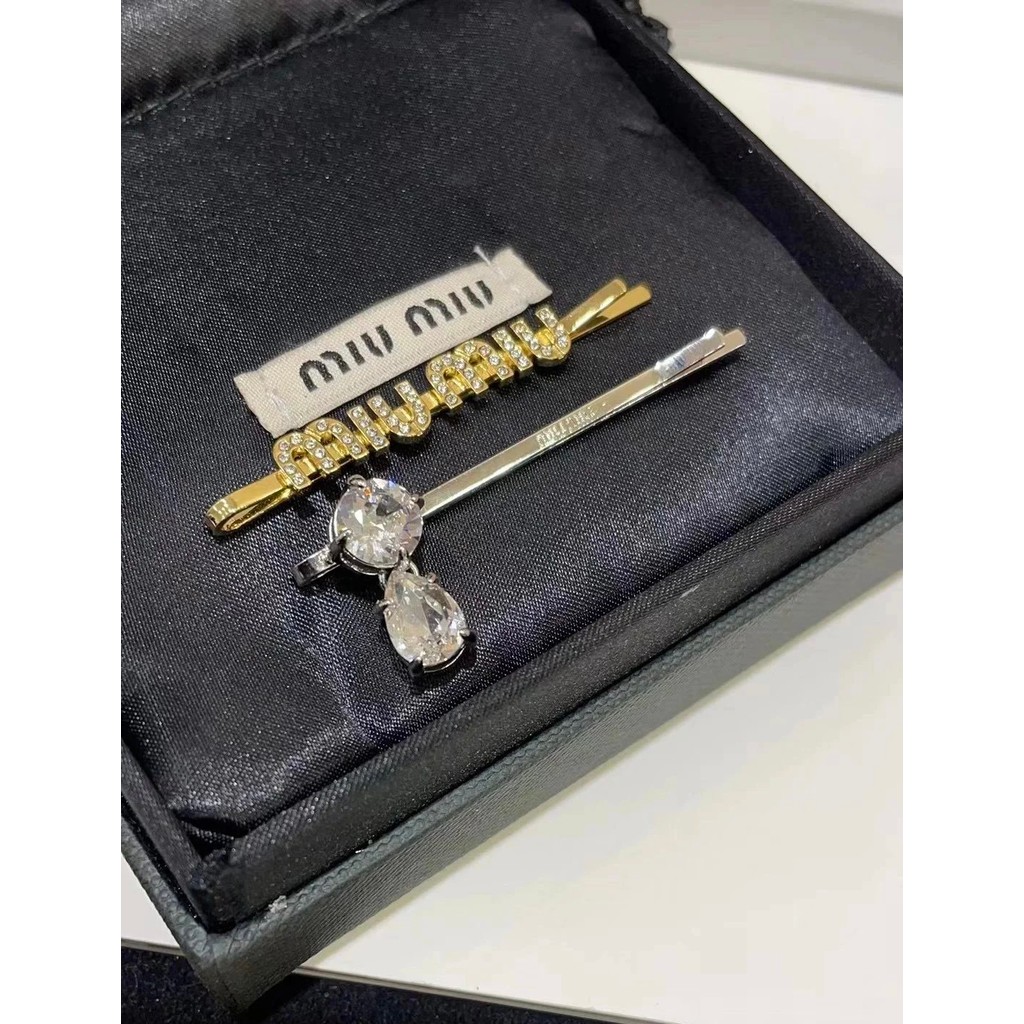 miumiu Logo Decorative กิ๊บติดผมคริสตัลเทียม สำหรับผม มาในเซ็ท.pair