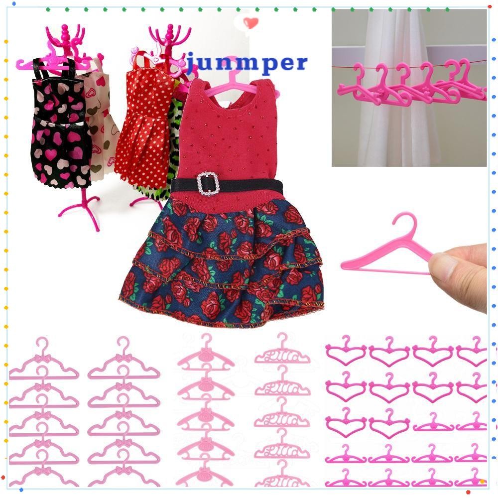 JUNMPER 10/20PCS Miniature ไม้แขวนเสื้อของขวัญเด็กผู้หญิงมินิตู้เสื้อผ้าอุปกรณ์ชุดผู้ถือเฟอร์นิเจอร์ตุ๊กตา