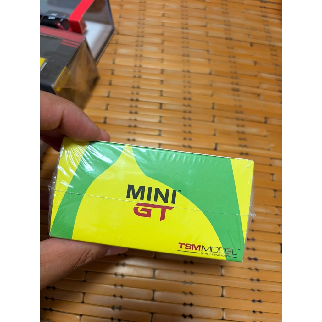 ใหม่เอี่ยมยังไม่ได้เปิด!MINIGT 1/64 BMW M3 E30 W