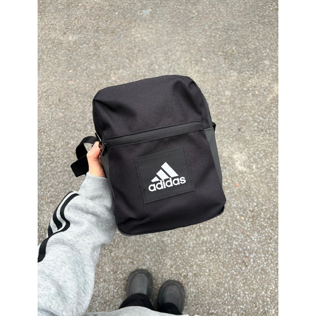Wenwen Adidas ของแท้ Adidas สไตล์ใหม่ชายหญิงกระเป๋า Messenger แบบพกพากระเป๋าโทรศัพท์มือถือชิ้นเดียว 