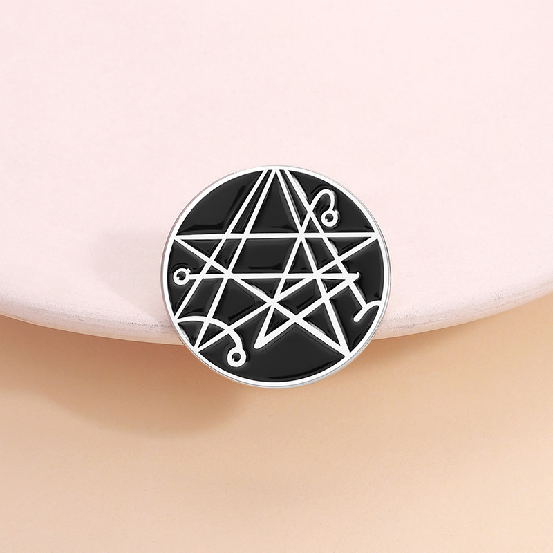 เข็มกลัดลายสัญลักษณ์ Cthulhu Mythos และ Necronomicon พินโลหะคลุมด้วยรูปแบบเรขาคณิตลึกลับ พร้อมใช้เป็