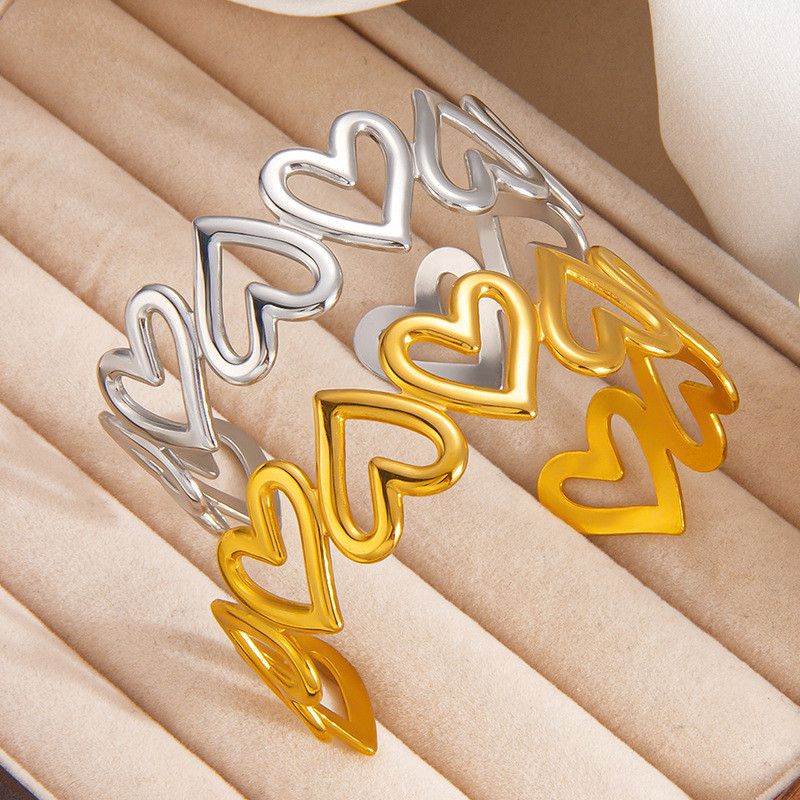 สร้อยข้อมือหัวใจกลวงแบบปรับได้ ผลิตจาก titanium และเคลือบด้วยทอง 18k สไตล์อเมริกาและยุโรป