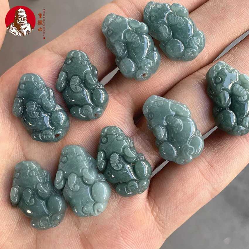 (ราคา 1 ชิ้น) ธรรมชาติ ก สินค้าหยกสีฟ้าน้ํา ปี่เซียะ จี้ประมาณ 23 * 12 * 5 มม. ผู้ชายผู้หญิงสไตล์