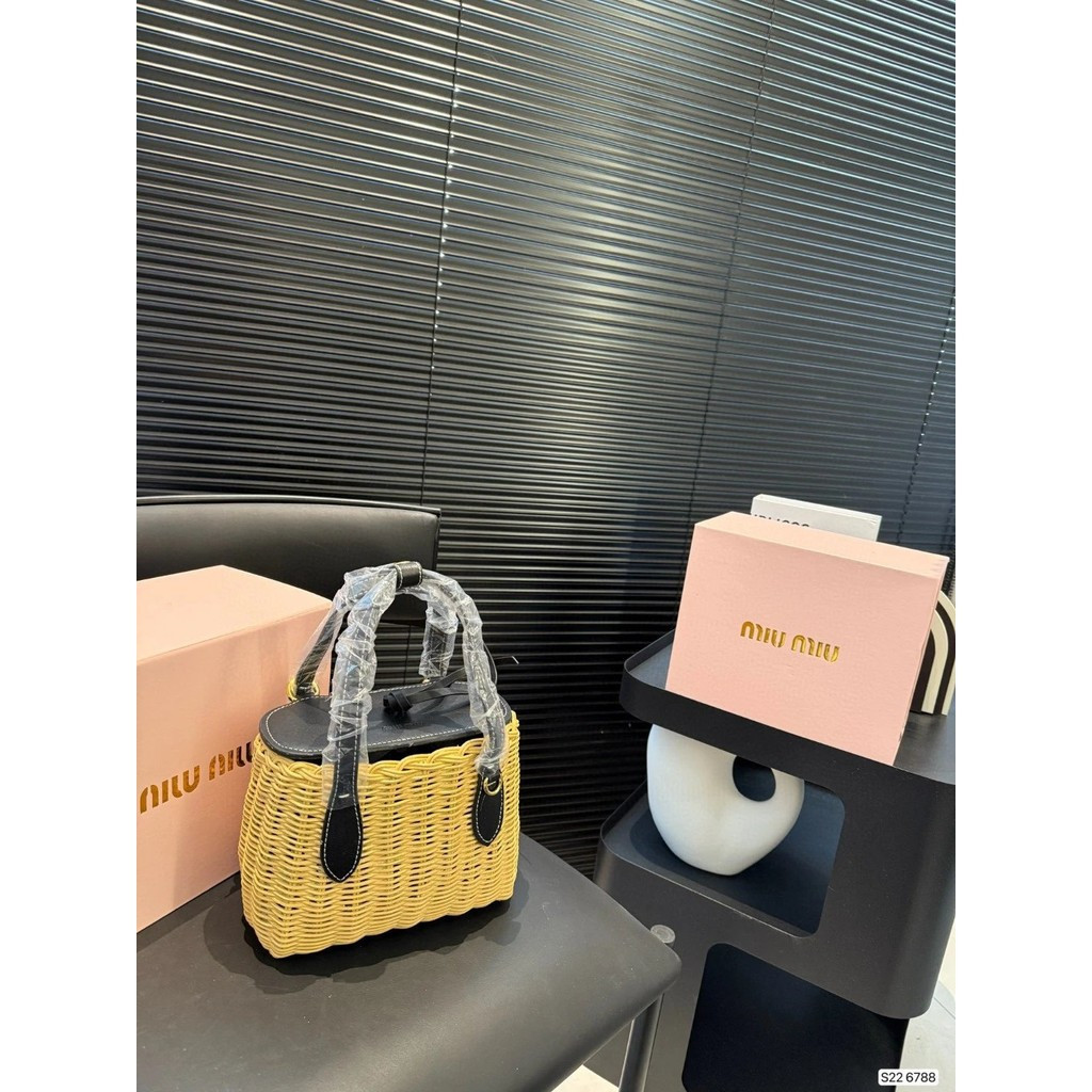 Miumiu Miumiu กระเป๋าถือตะกร้าผักทอกลวง