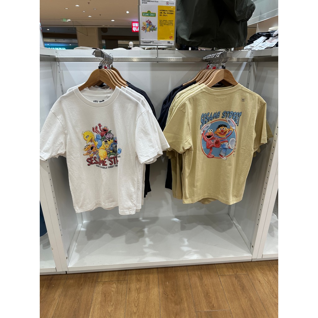 เสื้อยืดแขนสั้นพิมพ์ลาย Sesame Street สําหรับผู้ชาย Uniqlo Sesame Street 477882