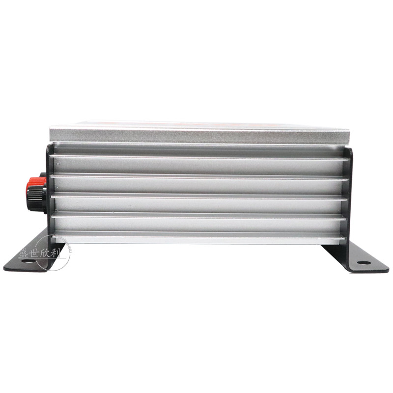 สินค้าขนาดใหญ่ RV Station เครื่องปรับแรงดันไฟฟ้า AT8000 Power Inverter 45A 24V ถึง 13.8V หม้อแปลงไฟฟ