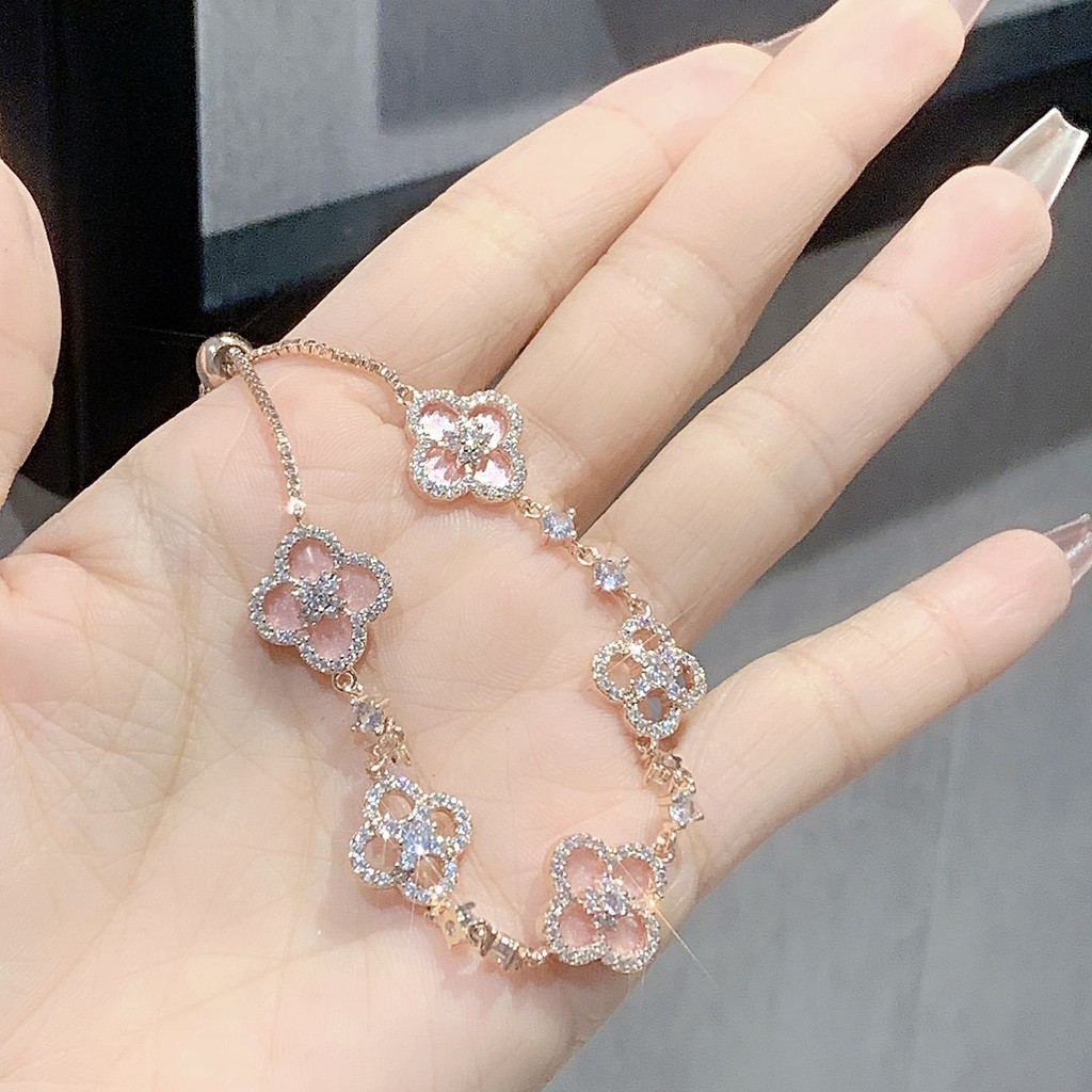 สร้อยข้อมือโคลเวอร์สี่ใบ มุกสีชมพูซากุระฝังไมโครเพทายโพรง สื่อนำโชคและเหมาะสำหรับเป็นของขวัญให้ผู้หญิง