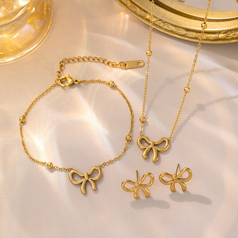 【จัดส่งรวดเร็ว】ชุดเครื่องประดับสำหรับผู้หญิง 18K ทองโบว์ผีเสื้อ สร้อยคอและกำไลพร้อมต่างหู