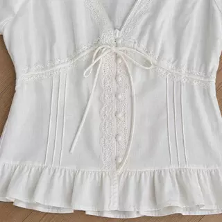 Colette top : เสื้อคอวีแขนสั้น แต่งลูกไม้ กระดุมปั้ม เย็บตีเกล็ดช่วงตัว ต้อกสามารถรูดปรับได้ KN.Clothes