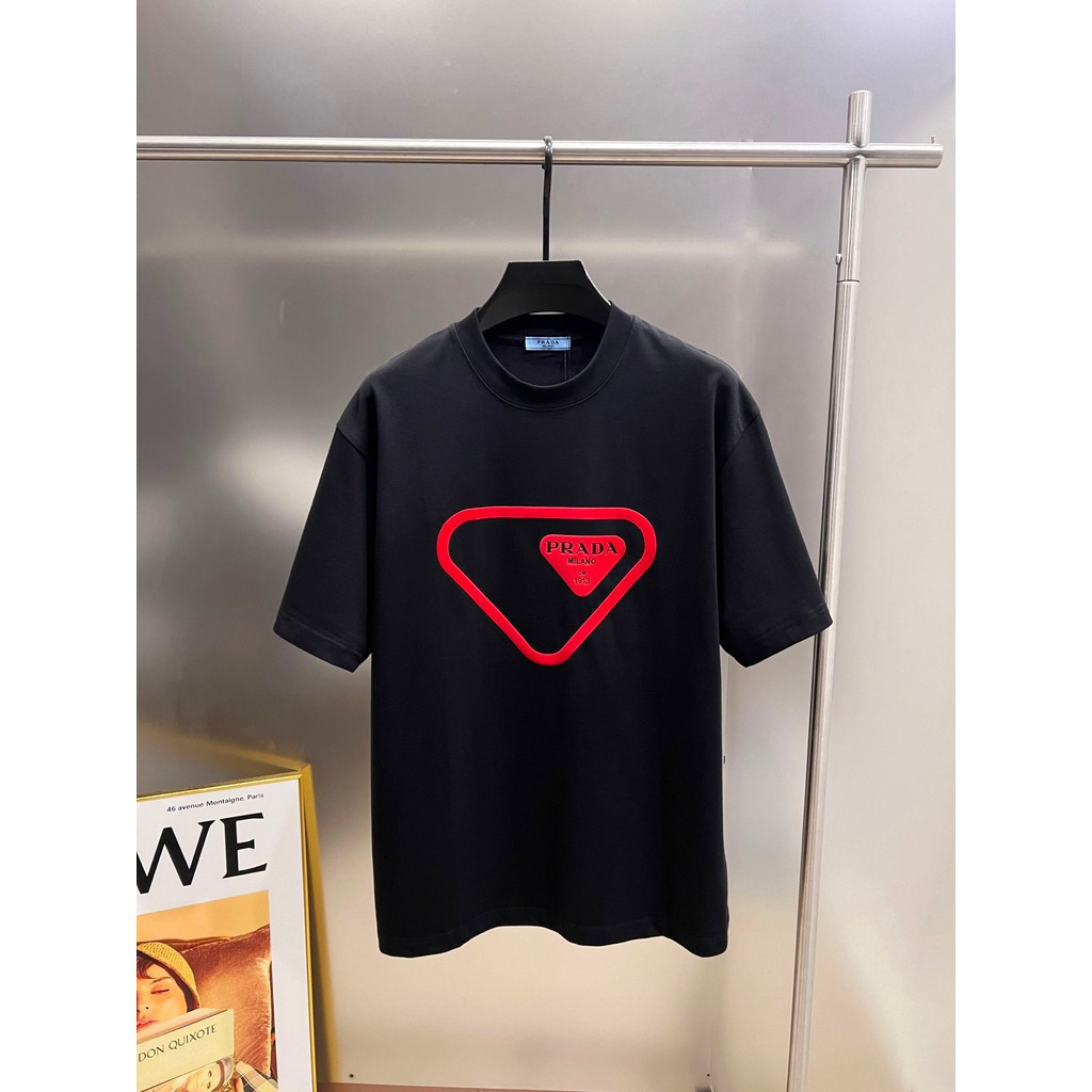 Prada/Prada 2026 คลาสสิกรอบคอแขนสั้นเสื้อยืดผู้ชายผู้หญิง All-Match Daily Raglan แขน Joint สีทึบเกลี