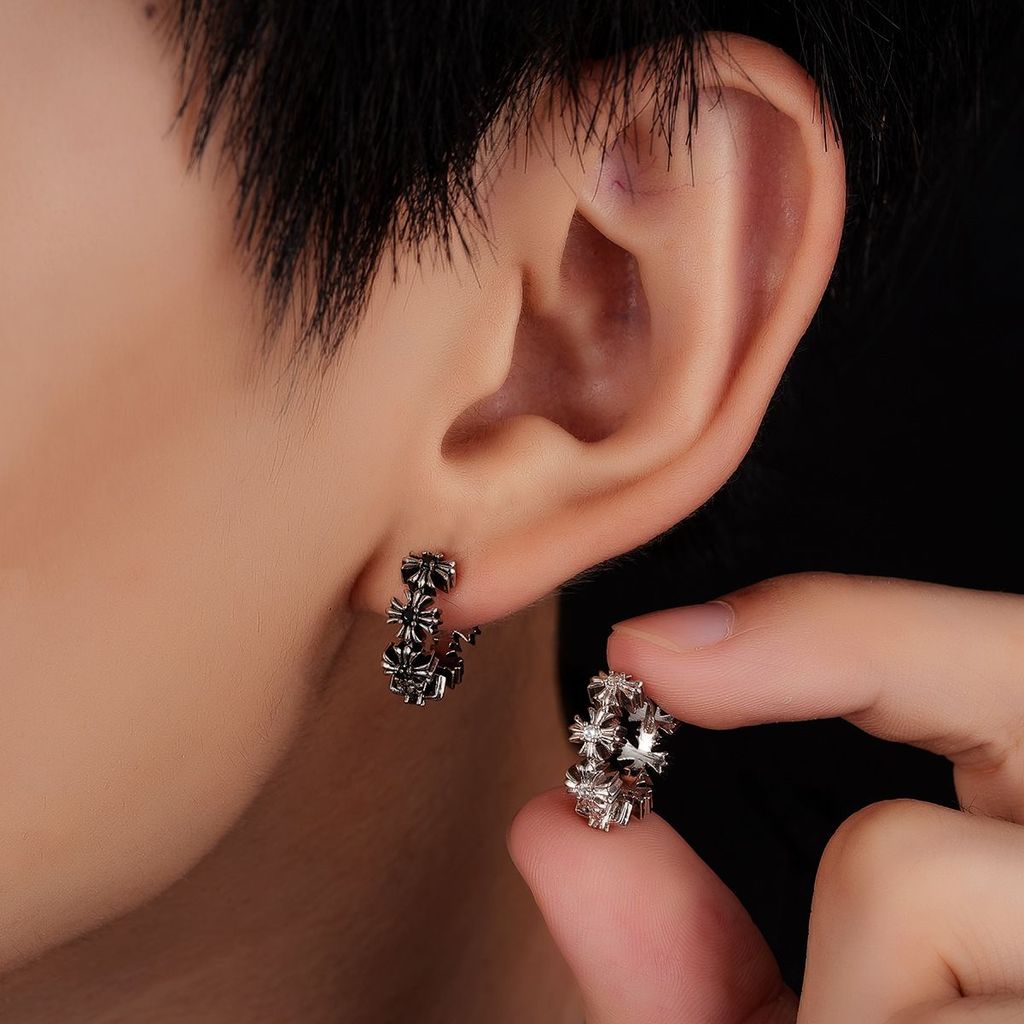 Niche Cross ต่างหูผู้ชายหรูหรา High-End Feeling Ruffian หล่อหูหัวเข็มขัดแนวโน้มแฟชั่นหญิงที่ไม่ซ้ํากัน