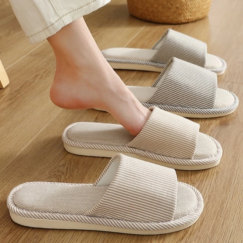 【พร้อมส่ง】รองเท้าใส่ในบ้าน รองเท้าแตะผ้าลินิน ระบายอากาศและเรียบง่าย แฟชั่น สามารถสวมใส่ได้ทั้งชายและหญิง