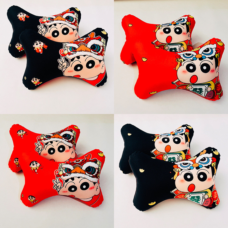 พร้อมสต็อกปีใหม่เครยอนชินจังสีแดงสีดําพนักพิงศีรษะรถคอหมอนคู่รถการ์ตูนอุปกรณ์ตกแต่งภายใน