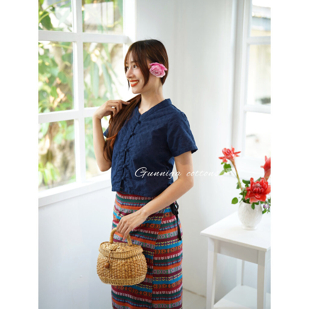 เสื้อบัวผัด สีขาว สีฟ้า สีน้ำเงินเข้ม และสีฟ้ามิ้นท์ เสื้อแขนสั้นคอจีน ติดกระดุม 5 เม็ด