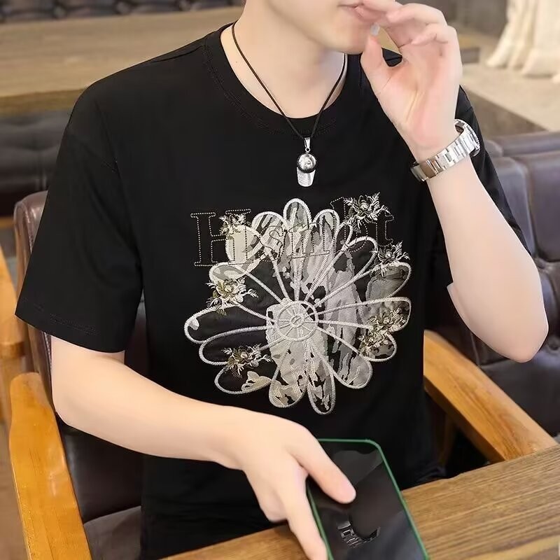 Top T-Shirt 2025 ฤดูร้อนพิมพ์ผู้ชายใหม่ ins2024 เสื้อยืด 2025 ครึ่งแขนสไตล์ใหม่แขนสั้นหลวมรอบคอ NEW2