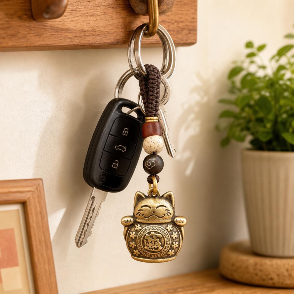 ทองเหลืองน่ารัก Lucky Cat พวงกุญแจจี้ Retro Fortune ภายในกระเป๋ายานยนต์ตกแต่งจี้ R1y8