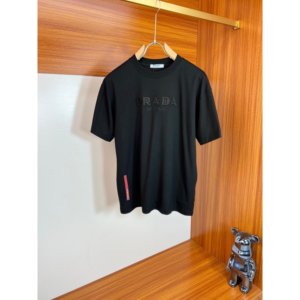 Prada/Prada 2026 คลาสสิกรอบคอแขนสั้นเสื้อยืดผู้ชายผู้หญิงสไตล์ 2026 ต้นฤดูใบไม้ผลิสไตล์ใหม่โลโก้การพ