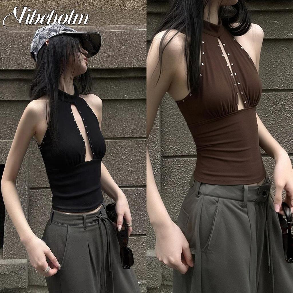 เสื้อกั๊กเซ็กซี่ออกแบบมาสําหรับผู้หญิงสวย ดีไซน์คอวีลึก ติดหมุดโลหะ Laced-Up Neckline, Halter Back, Slim-Fit Tailoring