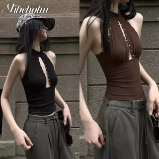 เสื้อกั๊กเซ็กซี่ออกแบบมาสําหรับผู้หญิงสวย ดีไซน์คอวีลึก ติดหมุดโลหะ Laced-Up Neckline, Halter Back, Slim-Fit Tailoring