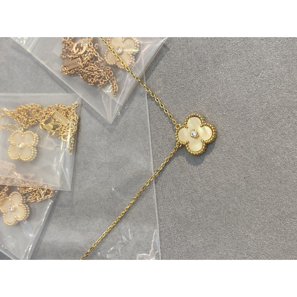 สินค้ามาใหม่ Surprise ของขวัญวันเกิดและวันวาเลนไทน์สําหรับแฟนหรือภรรยา P85 V วัสดุทอง vca สร้อยคอทอง