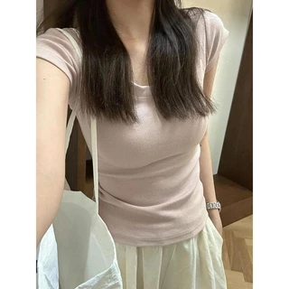 เสื้อครอปแขนสั้นสำหรับผู้หญิงตัวนี้มาพร้อมดีไซน์คอยูกว้าง ตัดเย็บจากผ้าฝ้าย สวมใส่สบาย ทรงเข้ารูป เสื้อยืดคอยูตัวนี้ทร