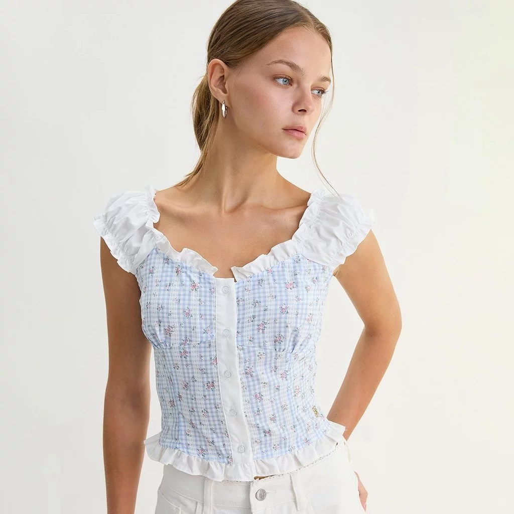 [Pomelo] เสื้อเบลาซ์คอกว้างลายดอกไม้แต่งขอบระบาย / Ruffle Trim Gingham Floral Blouse