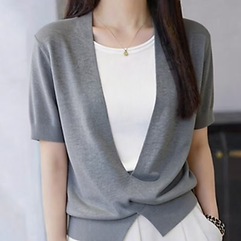 เสื้อยืดปลอมสองชิ้นที่เรียบง่ายสําหรับผู้โดยสารแขนสั้นผู้หญิงสีเทาหลวมคอวีเสื้อยืดเกาหลีเสื้อท็อปส์