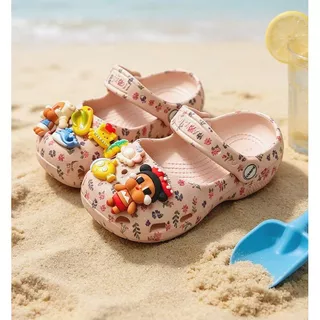 2026 ฤดูร้อนใหม่สาว Clogs ลื่นกลางแจ้งรองเท้าแตะน่ารักที่ถอดออกได้ DIY Charms เด็ก Slippe