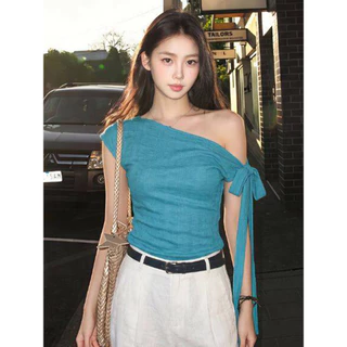 Vogue🌟พร้อมส่ง🌟 เสื้อยืดปาดไหล่ผูกโบว์ สไตล์เกาหลี ดีไซน์พิเศษสวมใส่สบาย เรียบง่าย (2400)