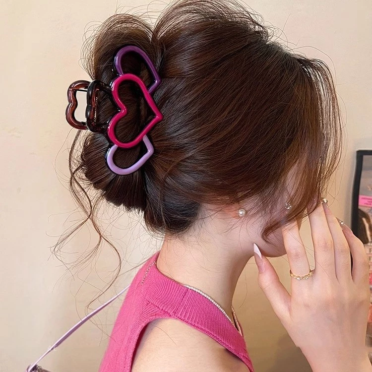 เสื้อยืดสำหรับผู้หญิง สไตล์หรู ออกแบบใหม่ ลายหัวใจทรงคู่ตัดต่อสีสดใส