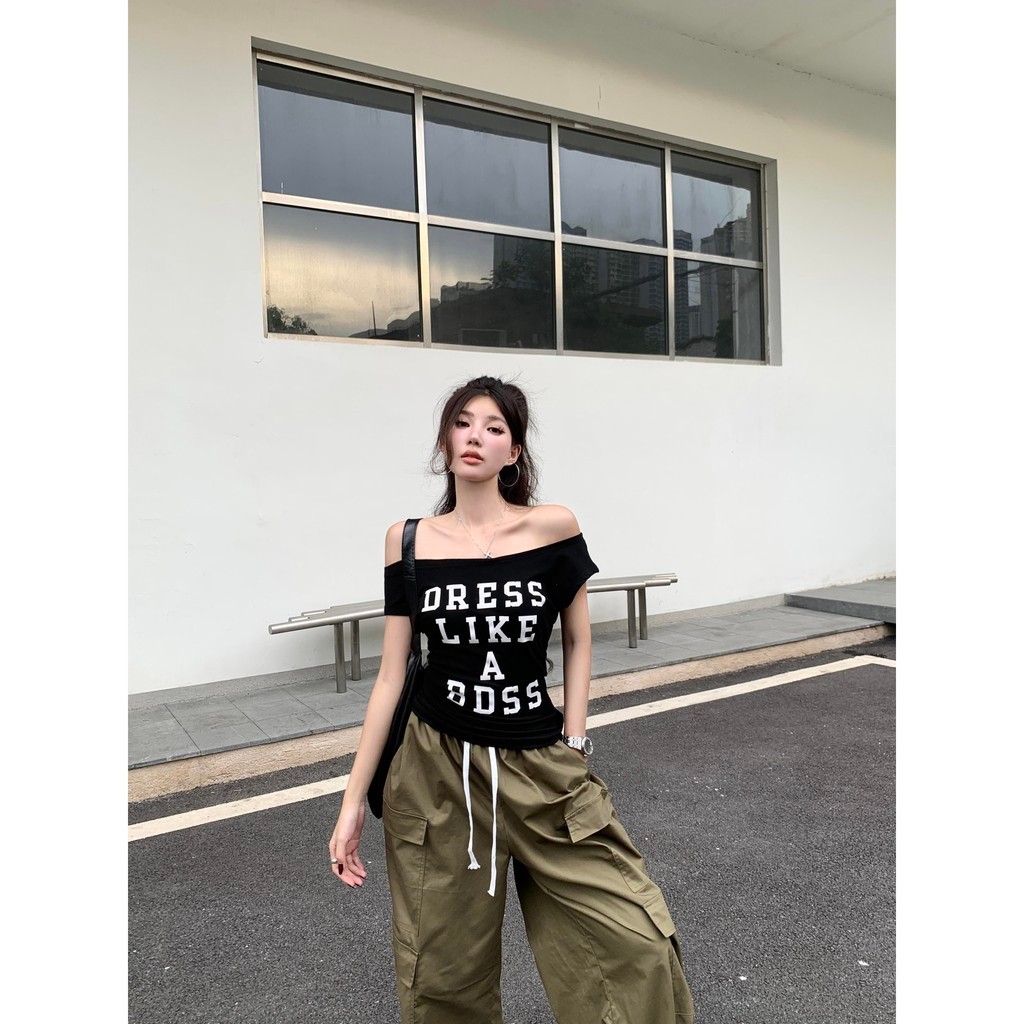 Hotgirl พร้อมส่ง เสื้อยืดปาดไหล่ผู้หญิง เสื้อครอป y2k เซ็กซี่ cintage พิมพ์ลายตัวอักษร (ขาว/ดำ) - รูปที่ 2