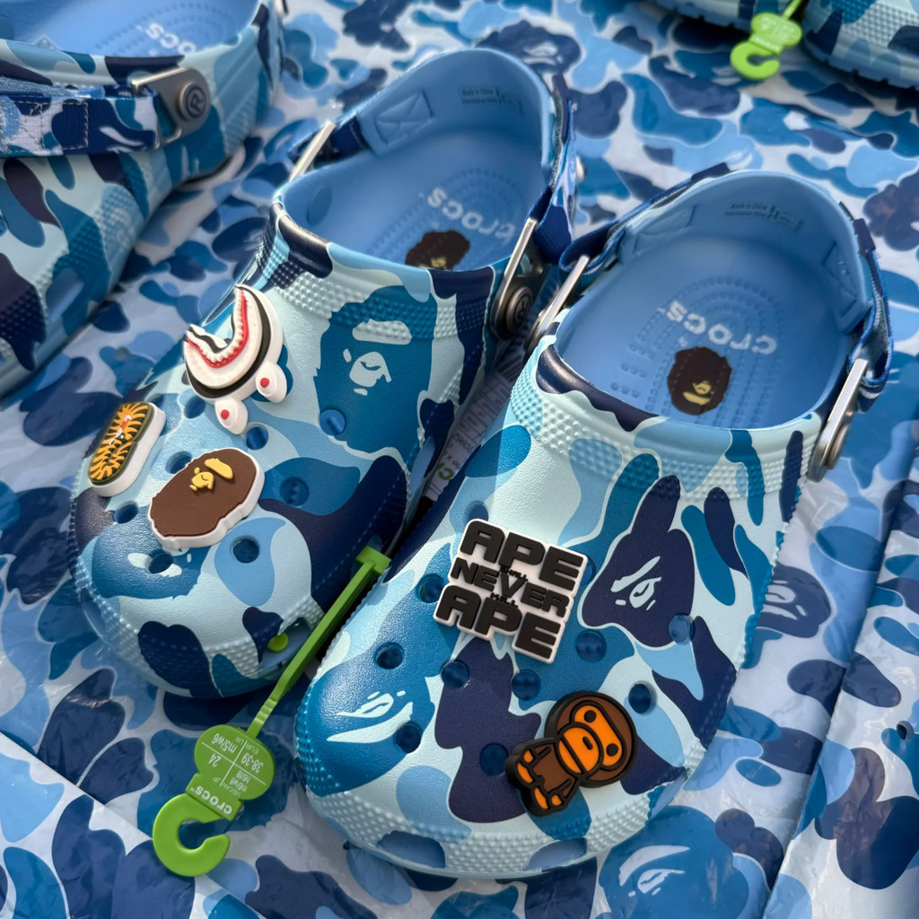 A BATHING APE x Crocs Classic Crocs Joint Bape ฤดูร้อนสไตล์ใหม่ผู้ชายผู้หญิง Crocs รองเท้าแตะชายหาด 
