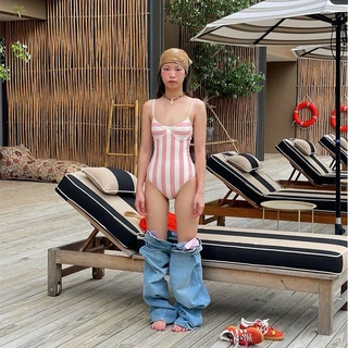 swim girl ชุดว่ายน้ำวันพีช ชุดว่ายน้ำผู้หญิง มีโครง ลายทางสีชมพูและสีขาว summer beach