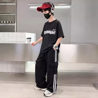 ชุดเด็กผู้ชาย: เสื้อยืดแขนสั้นพิมพ์ลายตัวอักษรภาษาอังกฤษ + กางเกงคาร์โก้ สไตล์เกาหลีทันสมัย ​​สวมใส่สบายและดูสปอร์ต