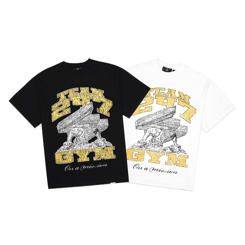 เสื้อยืด Retriever 247 บนไหล่ของเขา